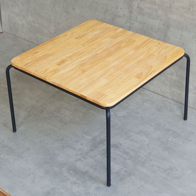 Bộ bàn mầm non vuông và 4 ghế gỗ có tựa lưng KGD028