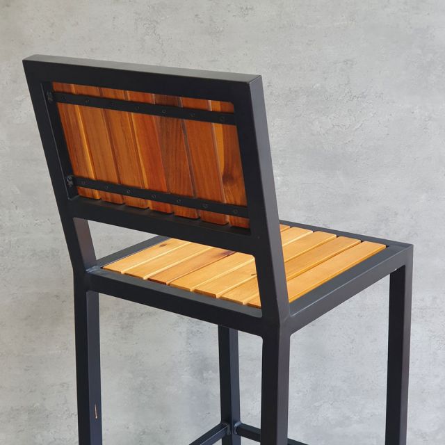 Ghế bar ngoài trời gỗ tràm khung sắt sơn tĩnh điện GBAK003