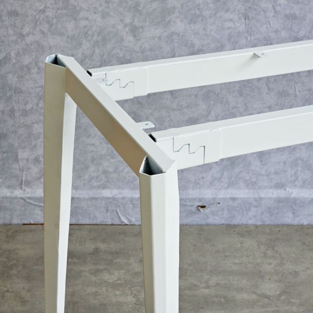 Bàn làm việc lắp ráp 140x60cm gỗ cao su chân sắt đa giác HBDG004