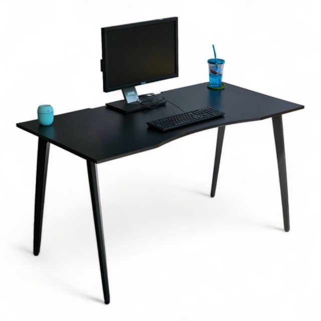 Bàn Gaming 140x70cm gỗ cao su chân sắt hệ đa giác GD68084 Bàn Gaming 140x70cm gỗ cao su chân sắt hệ đa giác GD68084