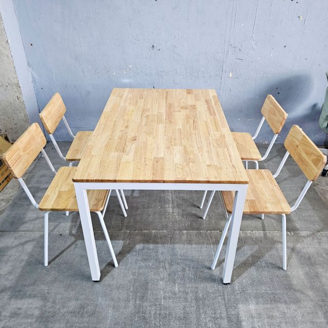 Combo bộ bàn ăn đơn giản và 4 ghế gỗ cao su chân sắt CBBA136