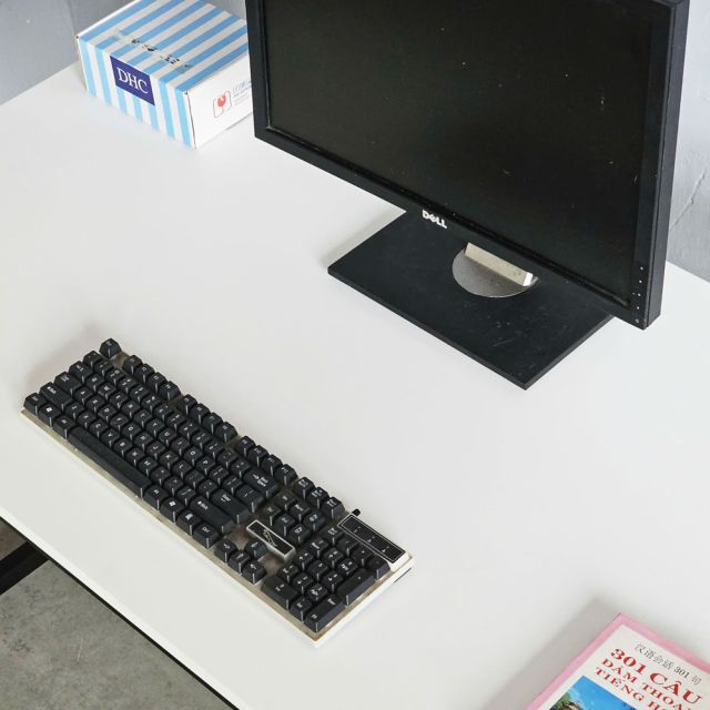Bàn làm việc 140x70cm gỗ cao su hệ Minimal HBMN043