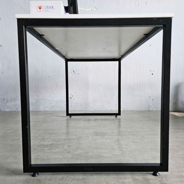 Bàn làm việc 140x70cm gỗ cao su hệ Minimal HBMN043